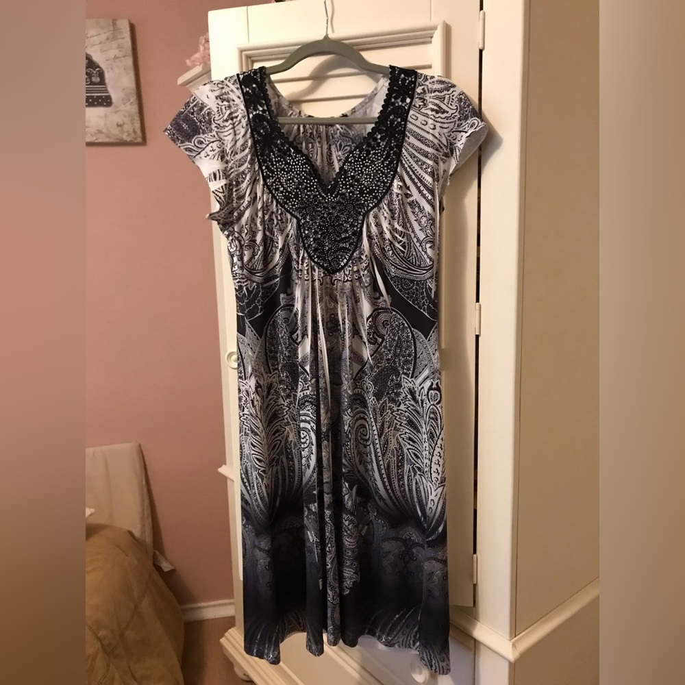 Paisley pattern ▪️⚪️white, black and grey dress. Apt 9, Petite Large.